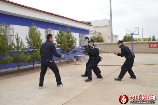 進行三人警組處突演練.jpg