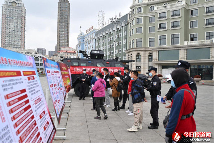 【能力作風(fēng)建設(shè)】普法宣傳進(jìn)萬(wàn)家 全民學(xué)法掀熱潮1110.png