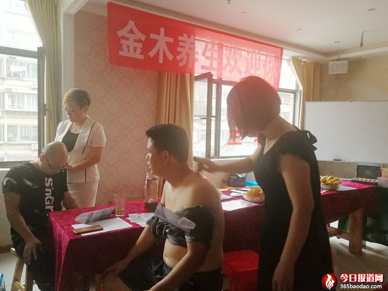現(xiàn)場讓參會者感受金木產(chǎn)品的效果.jpg