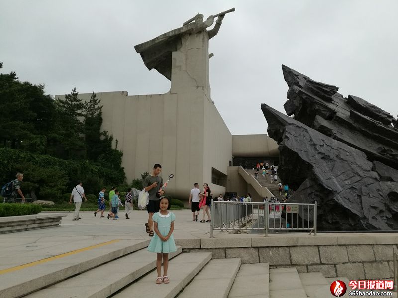 劉公島鄧世昌雕塑_副本.jpg
