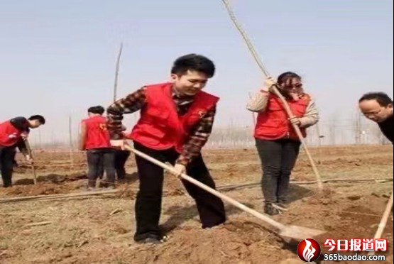 德藝雙馨藝術(shù)家梁峰的好人之路(9)619.png