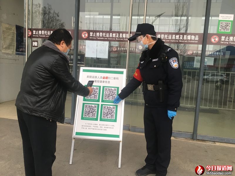 民警楊飛為旅客進(jìn)行掃碼說(shuō)明.jpg