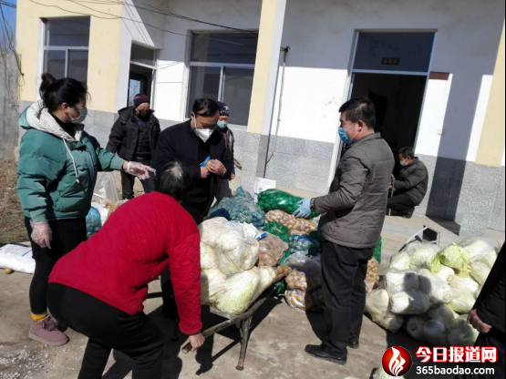 沂城街道鼓山前村網(wǎng)格員孫海波新上任捐菜捐鹽群眾笑開顏540.png