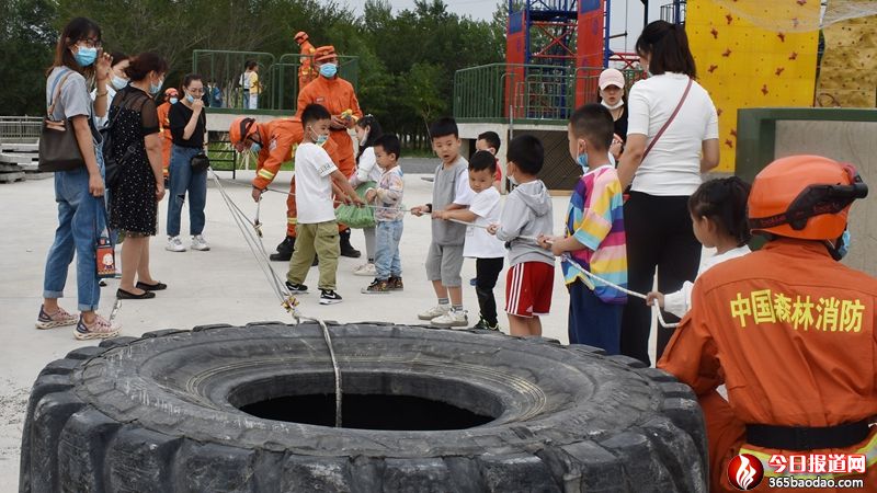 16-小朋友們體驗(yàn)繩索倍力系統(tǒng).jpg