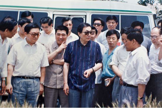 朱镕基在周口考察調研考察糧棉主產區(qū)農業(yè)種植紀實848_副本.jpg