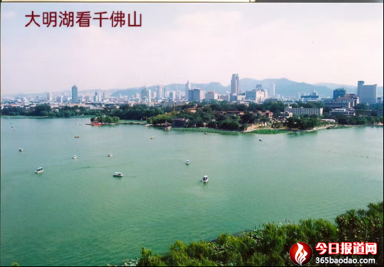 丁再獻(xiàn)陪郁文暢游大明湖2572.png