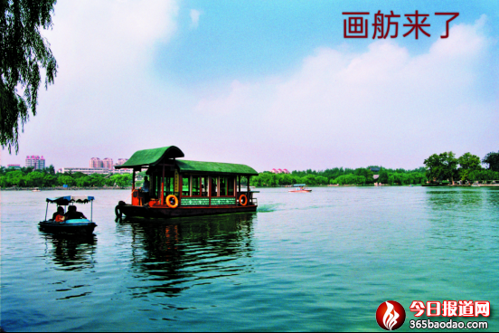 丁再獻(xiàn)陪郁文暢游大明湖1172.png