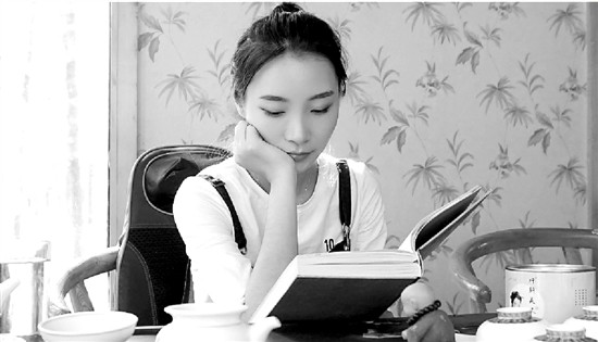 她在生活中讀書.jpg