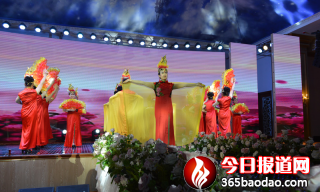 旗袍走秀“下龍灣“退休石油老大姐變身靚麗俏佳人(養(yǎng)老)392.png