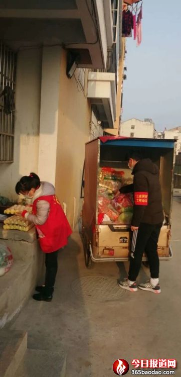 三輪車從商場(chǎng)搬運(yùn)物資.jpg